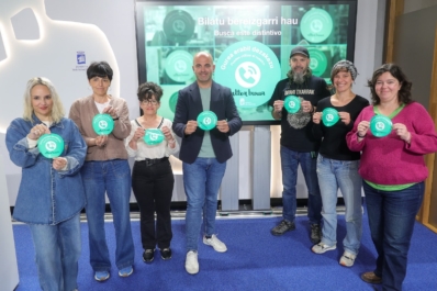 450 comercios de San Sebastián se suman a la campaña ‘Altxa Burua’ para reducir el uso del móvil entre menores
